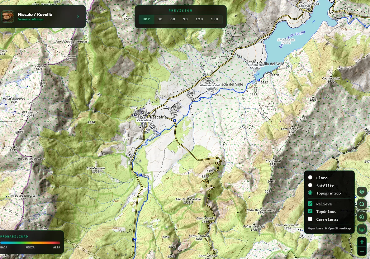 Visor de sporas.io con el selector de capas abierto sobre el valle del Lozoya: fondos Claro, Satélite y Topográfico (activo) y capas Relieve, Topónimos y Carreteras.