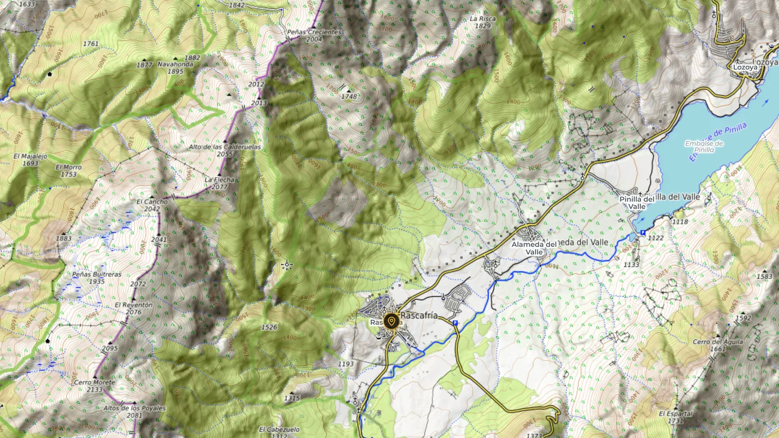 Mapa topográfico del visor de sporas.io sobre el valle del Lozoya: curvas de nivel con sus cotas, las cumbres de la sierra al oeste, Rascafría en el centro y el embalse de Pinilla al noreste.