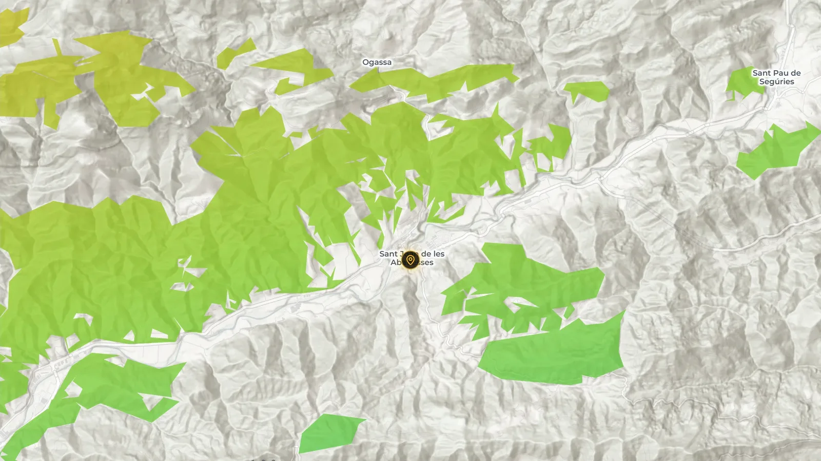 Mapa de sporas.io a escala de comarca: los pinares que rodean Sant Joan de les Abadesses, en el Ripollès, teñidos de verde y amarillo según la probabilidad de níscalo del 1 de octubre de 2026.
