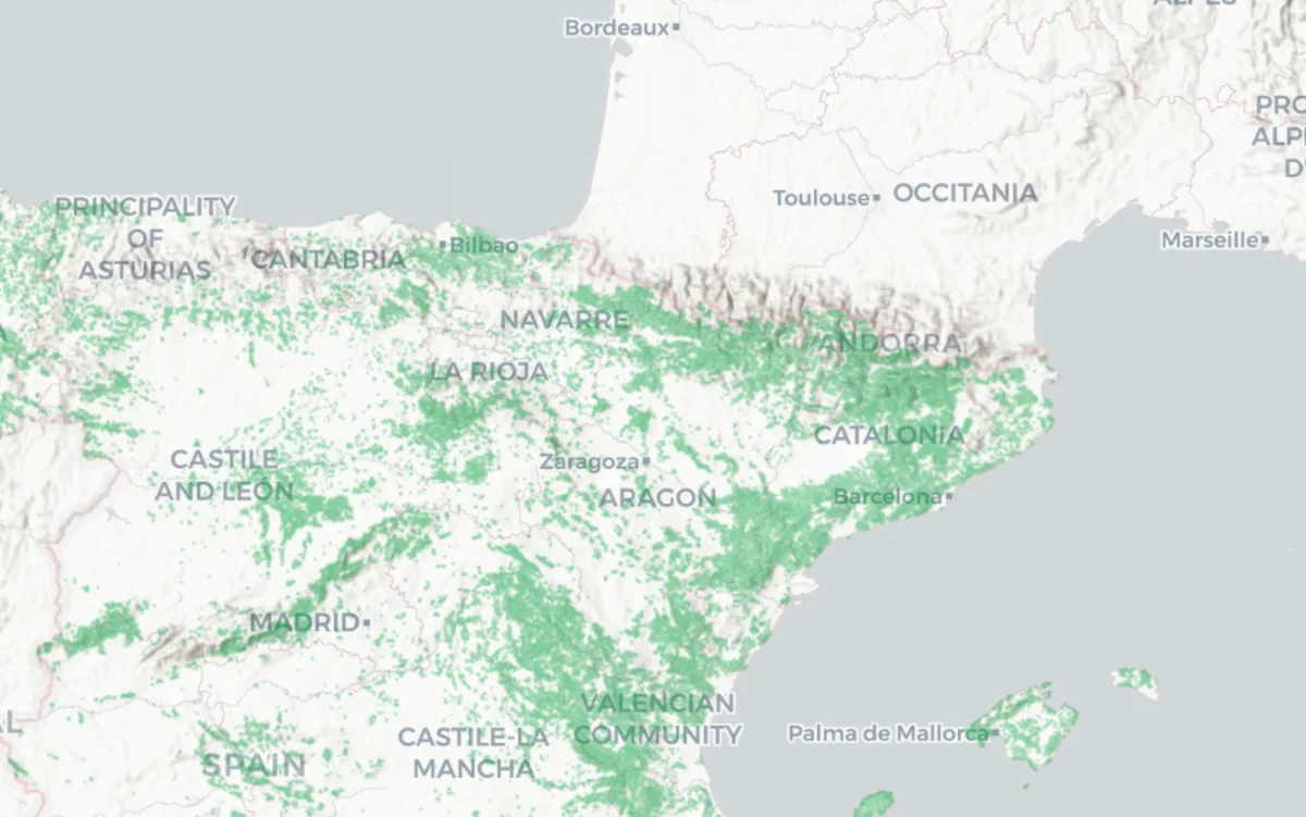 Capa de flora del visor de sporas.io sobre el Pirineo central, con la franja forestal continua del Pirineo y el Prepirineo aragonés.